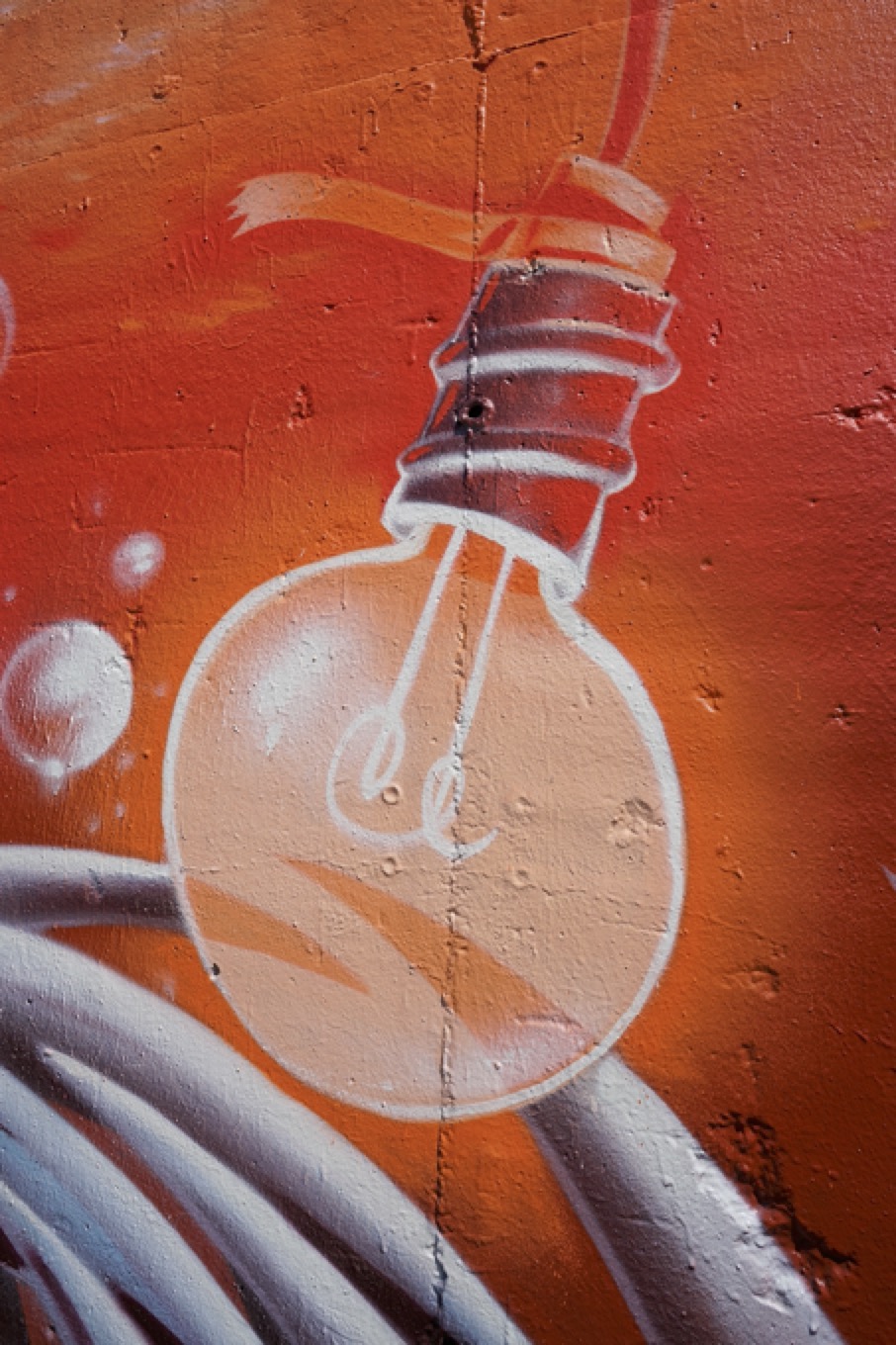 Glühlampe, roter Hintergrund