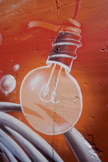 Glühlampe, roter Hintergrund