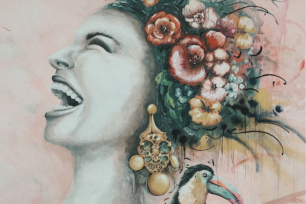 lachende Frau mit Blumen im Haar