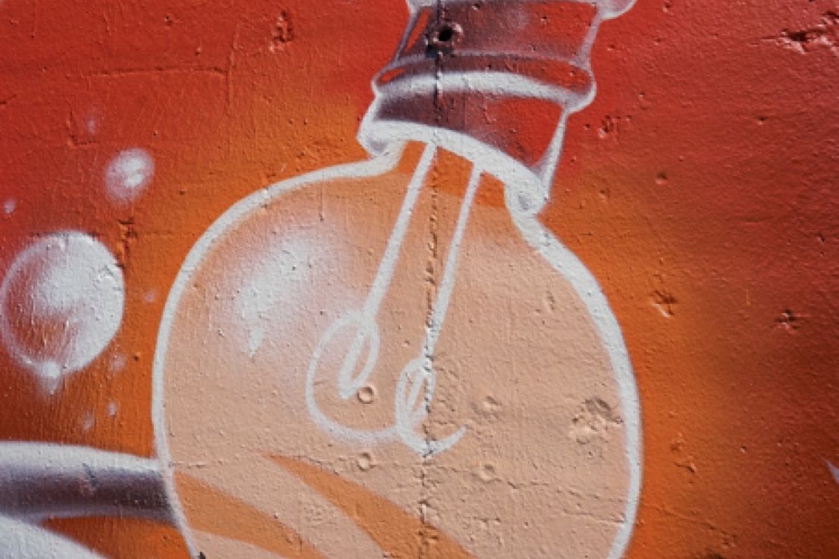 Glühlampe, roter Hintergrund