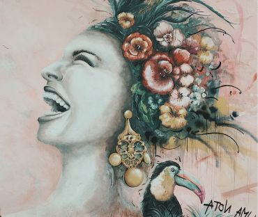 lachende Frau mit Blumen im Haar